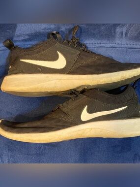 Women’s Nike Black Juvenate Running Shoes Size 8